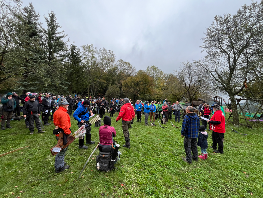 Familienfreundlich - Large group of archers at Highland Archery
